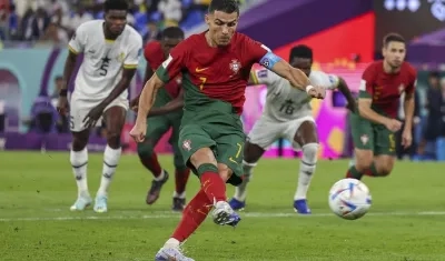 Cristiano Ronaldo marcó, de pena máxima, el primer gol de Portugal.