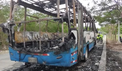 Estado en que quedó el bus urbano incendiado.