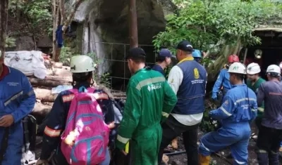Organismos de socorro trabajan en el rescate de otros 14 mineros atrapados.