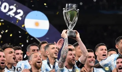 Lionel Messi, delantero argentino, levanta el trofeo de la 'Finalissima'. 