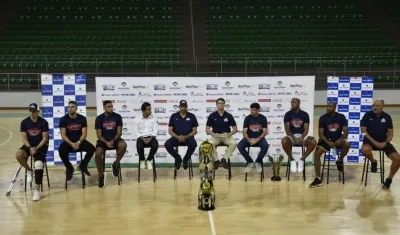 Jugadores y técnicos de Titanes con el trofeo.
