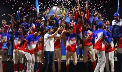República Dominicana levanta el trofeo de campeón. 