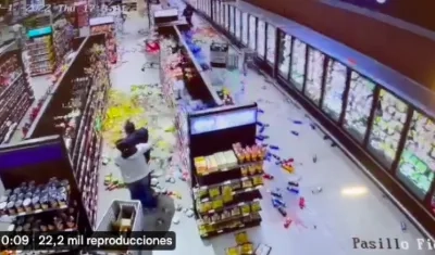El temblor en el interior de un supermercado de Ecuador.