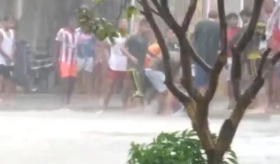 Momento de enfrentamiento bajo la lluvia en el barrio 7 de Abril. 