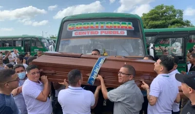 Los compañeros cargaron el ataúd donde iba el cuerpo de José del Carmen Hernández Padilla.
