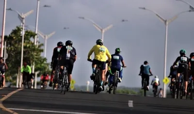 Ciclistas aficionado en el Malecón del Río. 