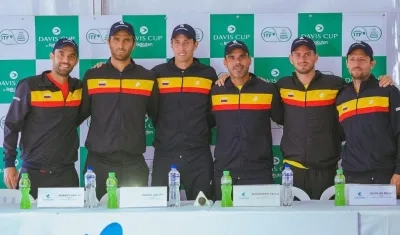 Alejandro Falla con sus dirigidos de la Copa Davis. 
