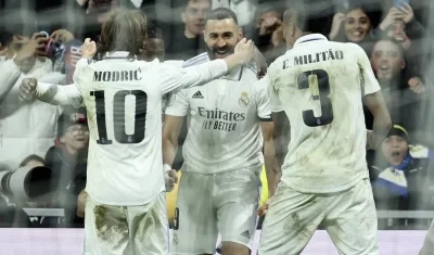 Karim Benzema celebra su gol con Luka Modric y Éder Militao.