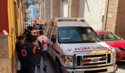 Una ambulancia se estaciona en la escuela de primaria en donde fueron reportados los intoxicados.