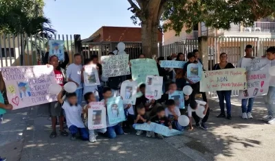 Niños, niñas y padres del menor Eder García González llevaron globos blancos y carteleras.