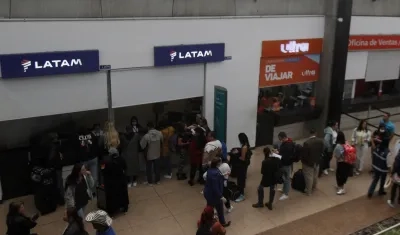 Personas hacen fila en el Aeropuerto Internacional José María Córdova en Rionegro.