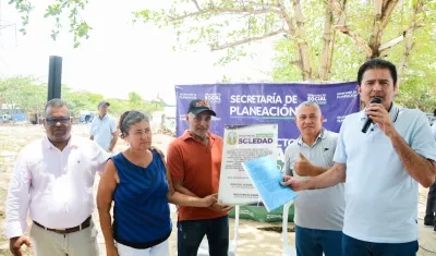 El Alcalde Rodolfo Ucrós en la visita que hizo este jueves a Villa Katanga II, nuevo barrio normalizado
