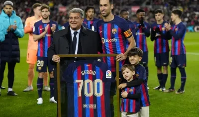 Sergio Busquets con el presidente Joan Laporta cuando completó los 700 partidos con el Barcelona. 
