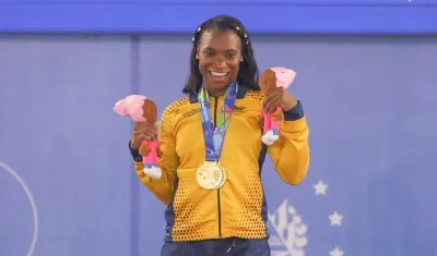 Yenny Álvarez ganó dos medallas de oro en levantamiento de pesas.