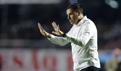 Juan Cruz Real, técnico del Tolima, eliminado de la Sudamericana. 