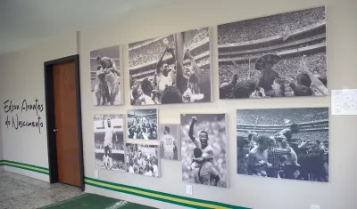 En la habitación se exhiben fotografías de la selección brasileña en el Mundial de México 70.