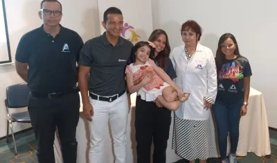 Daniela Antonia Peinado Lozano acompañada de Edgardo Pantoja, Gabriel Berdugo y Salwa Maloof, directora de la Fundación Fulamic. 