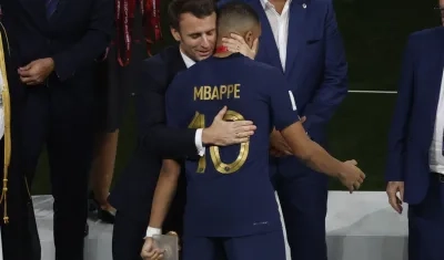 Emmanuel Macron consuela a Mbappé tras perder la final del Mundial con Argentina.