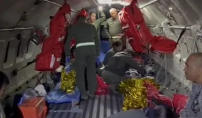 El personal médico a bordo del avión que transportó a los niños hasta Bogotá