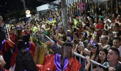 Grupo de borrachos empañan el desfile de la Guacherna.