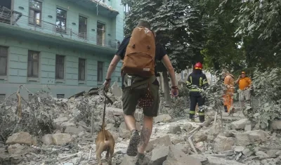 Un hombre camina entre los escombros que quedaron del ataque en Odesa. 