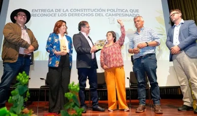 Acto de Entrega de la Constitución Política que reconoce Derechos al Campesinado, en Bogotá.