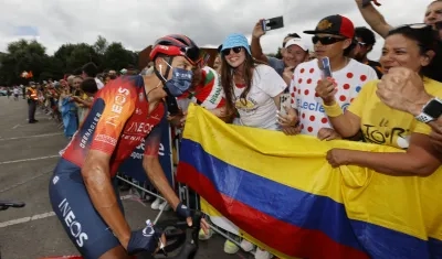 Egan Bernal saluda a unos aficionados colombianos al final de la etapa.