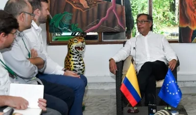 Petro con el embajador de la UE en Colombia, Gilles Bertrand, y el comisario europeo de Medioambiente, Virginijus Sinkevicius 