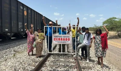 Miembros de la ONG Nación Wayúu permanecen en la línea férrea del Cerrejón