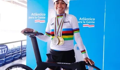 Juliana Londoño recibió una moderna bicicleta por parte de la Gobernación del Atlántico. 