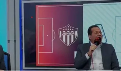 Javier Fernández narrando el gol y a su lado el comentarista Gonzalo de Feliche.