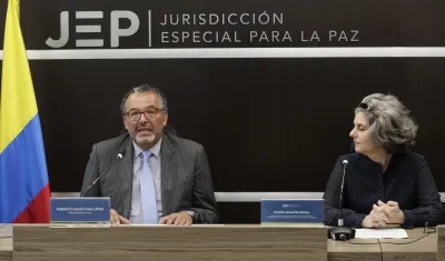El presidente de la Jurisdicción Especial para la Paz (JEP), magistrado Roberto Carlos Vidal, junto a la magistrada de la JEP, Julieta Lemaitre.