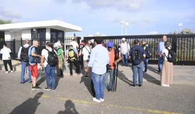 Periodistas a la espera del acceso a la práctica de la Selección Colombia.