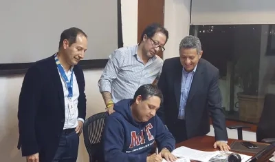 El ministro de las TIC, Mauricio Lizcano, firma la resolución que inicia la entrada al país de la tecnología 5G.