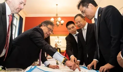 Petro reunido directivos de las empresas Xi'an Metro Company Limited y China Harbour Engineering Company Limited.