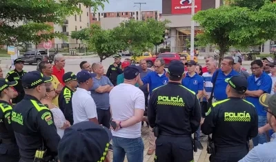 Reunión de las autoridades con la comunidad de Alameda del Río. 