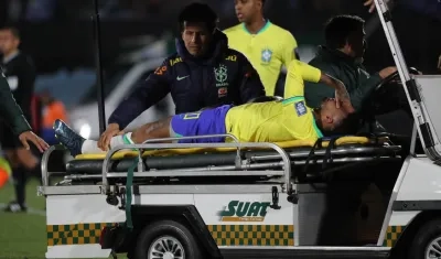 Neymar se lesionó durante el partido que Brasil disputó contra Uruguay, en Montevideo.