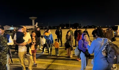 Repatriados colombianos en su última escala antes de llegar a Colombia.