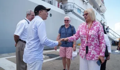 El ministro de Transporte, William Camargo, saluda a una turista que arribó a Cartagena en el crucero 'Silver Cloud' con 450 pasajeros.