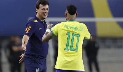 Fernando Diniz, seleccionador de Brasil, con Neymar.  