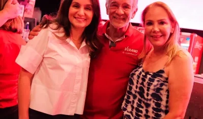 El candidato a la Gobernación Eduardo Verano entre Katia Nule y Liliana Borrero