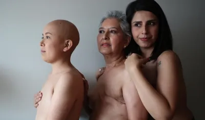 Lorena Estrada, Angeles Arreola y Sandra Monrroy, pacientes con cáncer de mama.