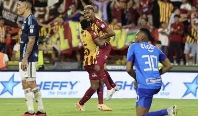 Cristian Trujillo celebra el tercer gol del Tolima ante la impotencia de Emmanuel Olivera y Jefersson Martínez.