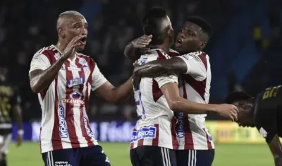 Jermein Peña, Wálmer Pacheco y Déiber Caicedo en el festejo de un gol del Junior.