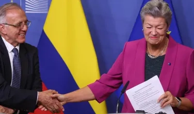 La Comisaria Europea de Asuntos Interiores, Ylva Johansson, le da la mano al Ministro de Defensa, Iván Velásquez.