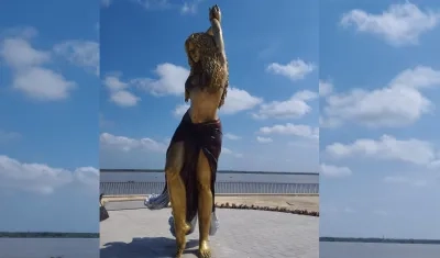 Estatua de Shakira en el Gran Malecón del Río.