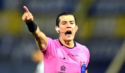 El árbitro Andrés Rojas.