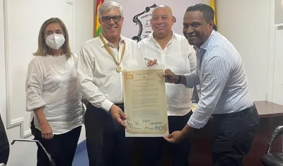 Ramón Dávila, el homenajeado, junto a los concejales Juan Carlos Ospino y Freddy Barón. Con ellos, la secretaria del Cabildo, Patricia Ríos