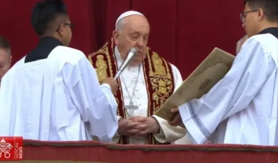 El Papa lee su mensaje de Navidad antes de la bendición 'utbi et orbi'.