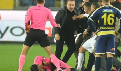 Momento en el que el árbitro Halil Umut Meler es atacado por Faruk Koca, presidente del Ankaraguçu.